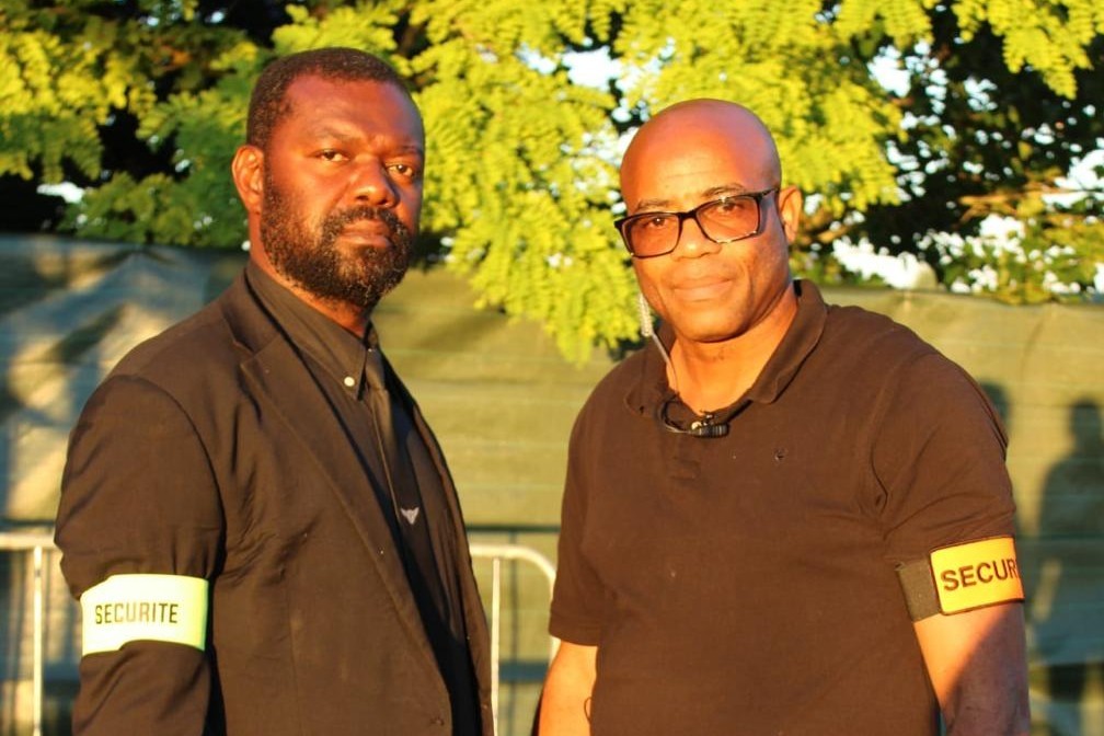 Deux agents de sécurité en uniforme noir, à Dijon lors d’un événementl. Vigilance Bourgogne.